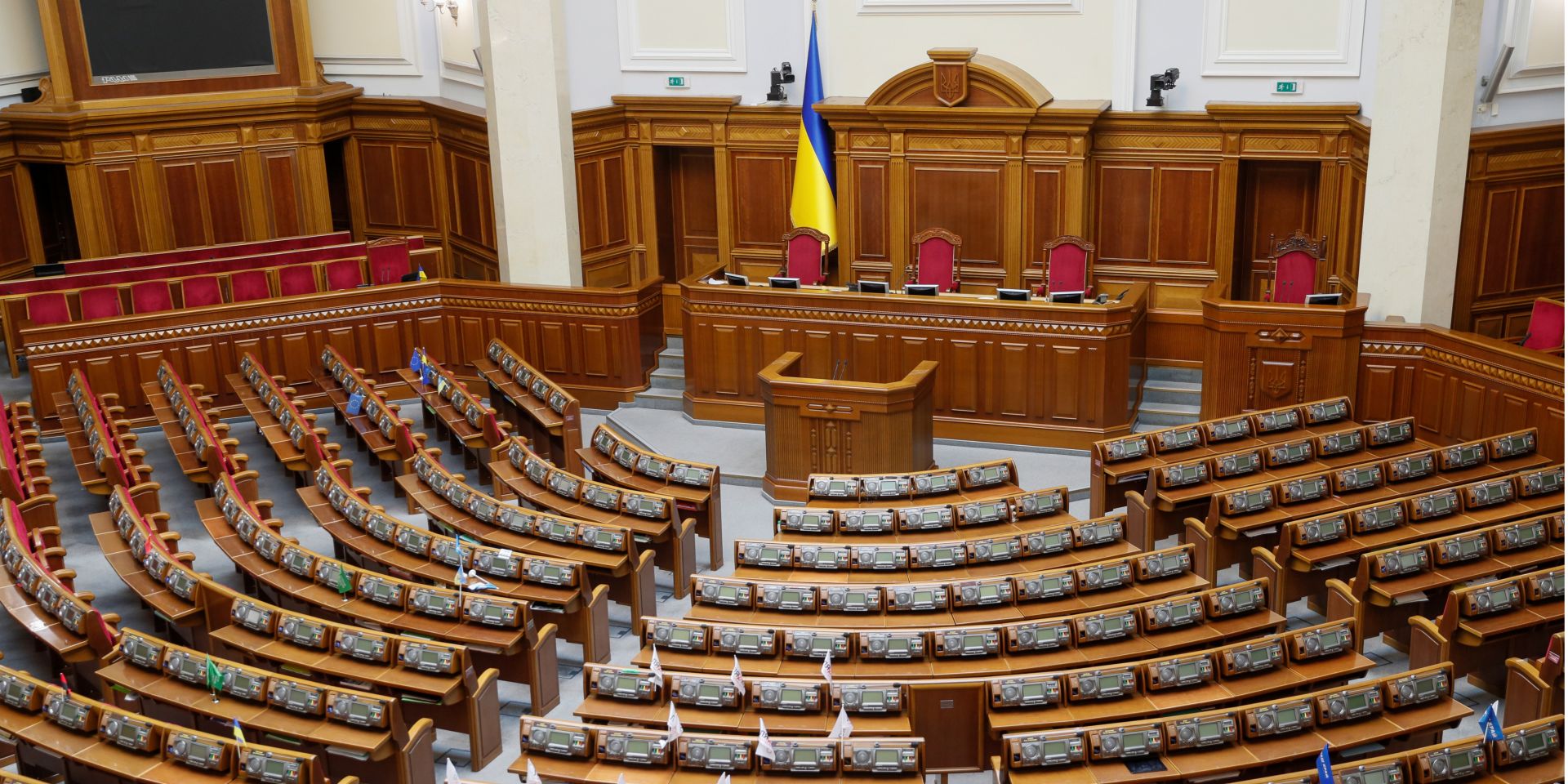 Самовисуванці можуть подавати документи на&nbsp;реєстрацію до&nbsp;ЦВК до&nbsp;20 червня (Фото: REUTERS/Valentyn Ogirenko)