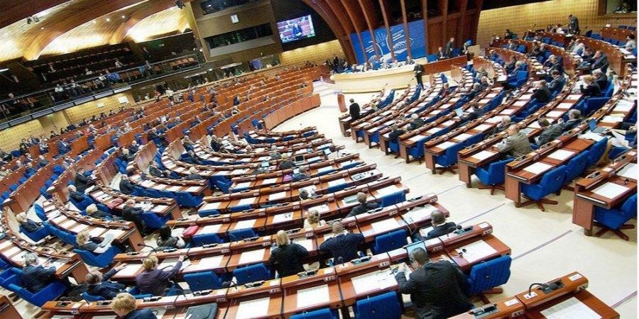 Глава британської делегації закликав Україну не&nbsp;залишати ПАРЄ (Фото: PACE_News / Twitter)