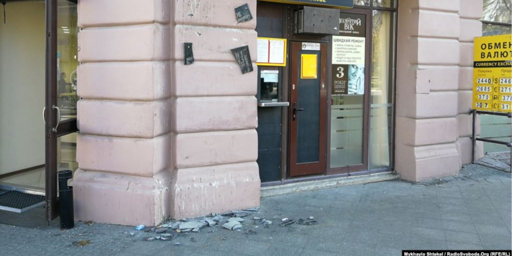 Дошка була встановлена неподалік від місця вбивства Іванова (Фото: Радіо Свобода)