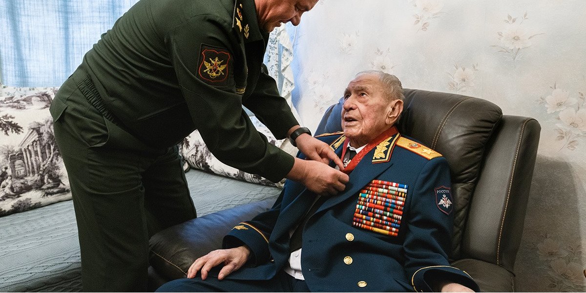 Міністр оборони&nbsp;РФ Сергій Шойгу вручає Дмитру Язову ювілейну медаль, 4 лютого 2020 року (Фото: Міноборони Росії via Facebook)