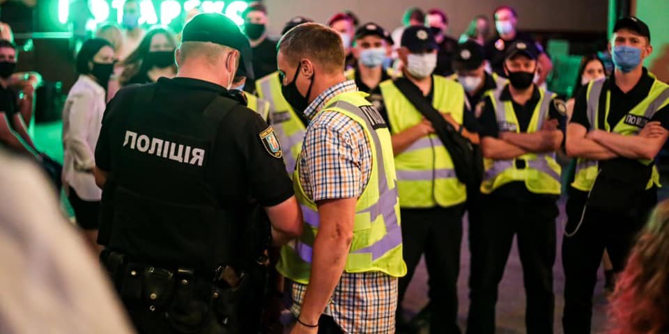 Формальною причиною візиту поліції в&nbsp;бар стало порушення правил карантину (Фото: Стас Юрченко / Facebook)