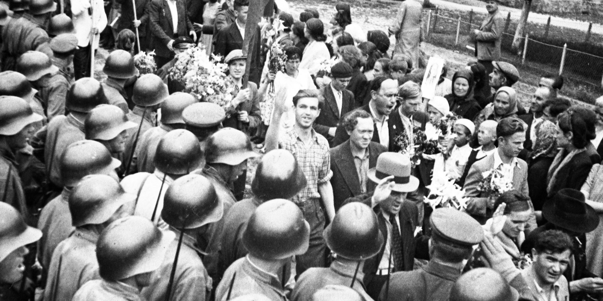 ЛІВИЙ МАРШ: Жителі Кишинева зустрічають війська Червоної армії, 4 липня 1940 року (Фото: ЦКФФА ім. Пшеничного)