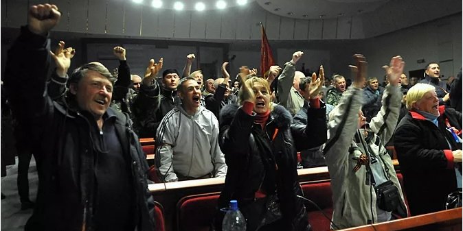 Люди, що&nbsp;зайняли місця депутатів у&nbsp;Донецькій облраді 7 квітня 2014 року, «проголосували» за&nbsp;створення «ДНР» (Фото: Денис Казанський / vlada.io)