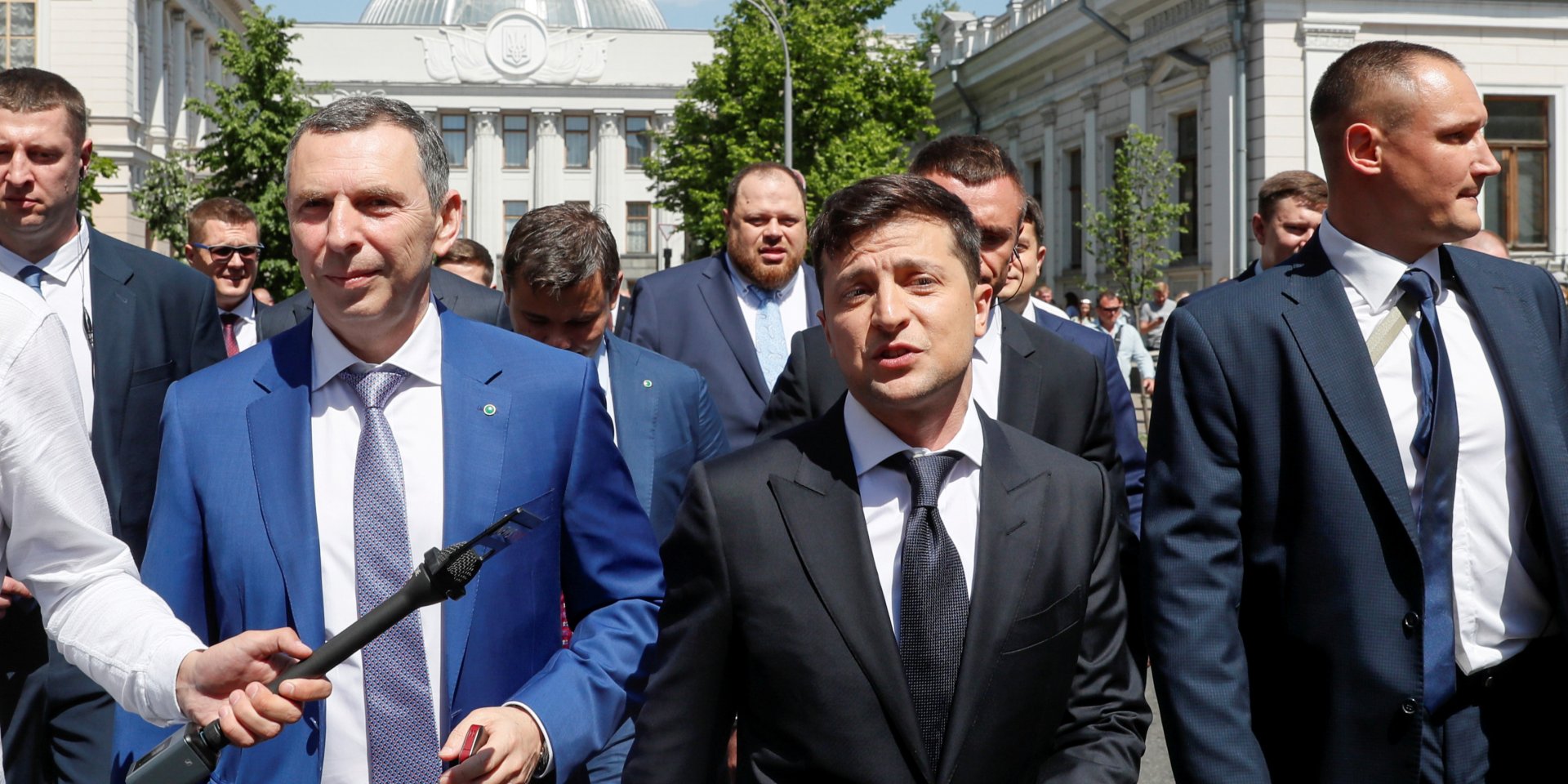Президент України Володимир Зеленський (по&nbsp;центру) та&nbsp;його перший помічник Сергій Шефір (у&nbsp;синьому костюмі) в&nbsp;травні 2019 року (Фото: REUTERS / Valentyn Ogirenko / File Photo)