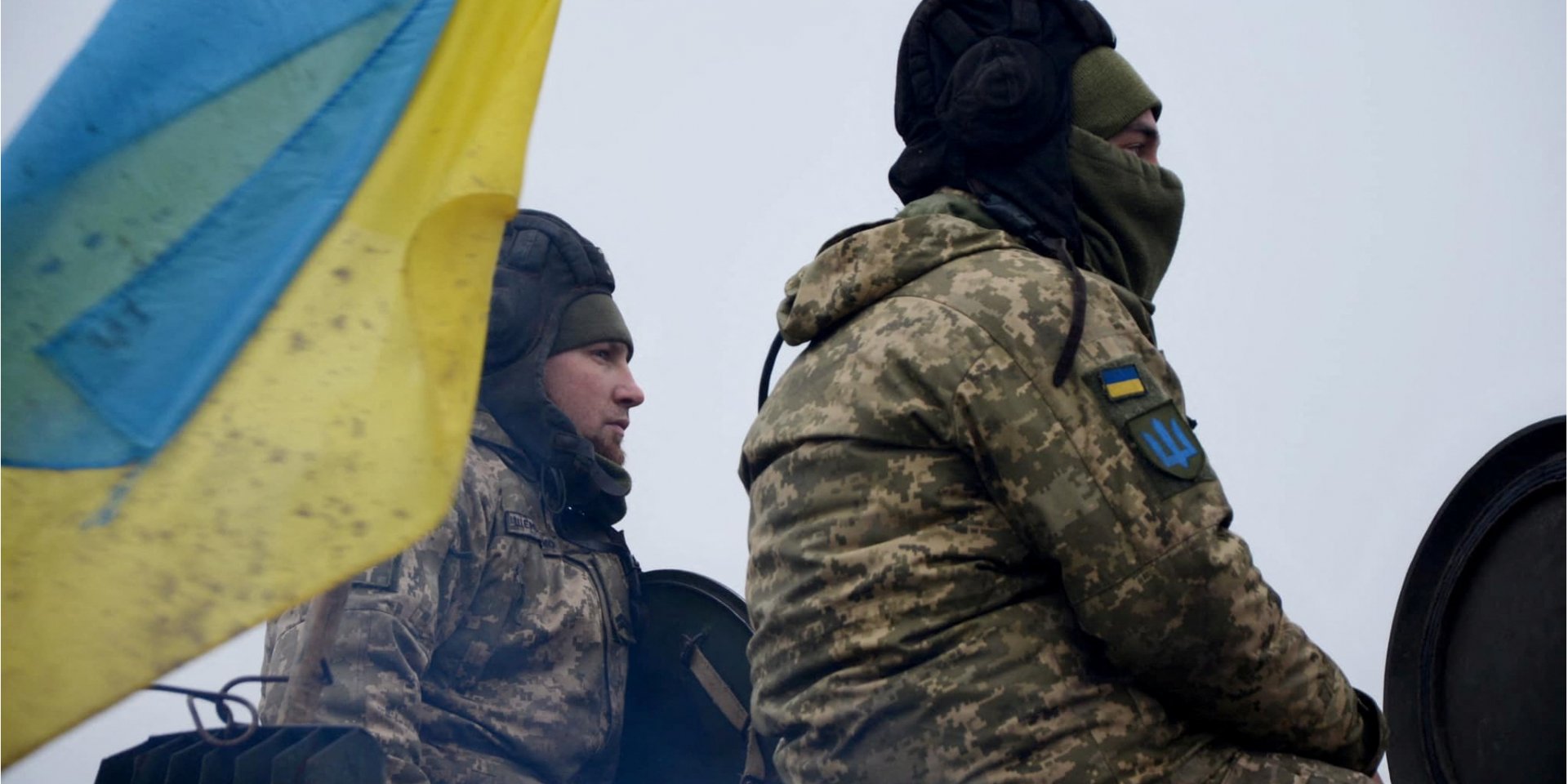 Військовослужбовці 92-ї окремої механізованої бригади ЗСУ під час артилерійських навчань на&nbsp;сході України, 17 грудня 2021 року (Фото: Press Service of&nbsp;the 92nd Separate Mechanized Brigade / Handout via REUTERS)