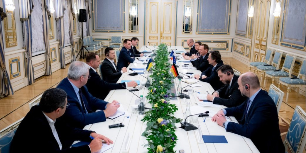 Ukraine's President Volodymyr Zelensky talks to the representatives of political delegations from France and Germany in Kyiv on Jan. 11 (Photo: President's Office of Ukraine)