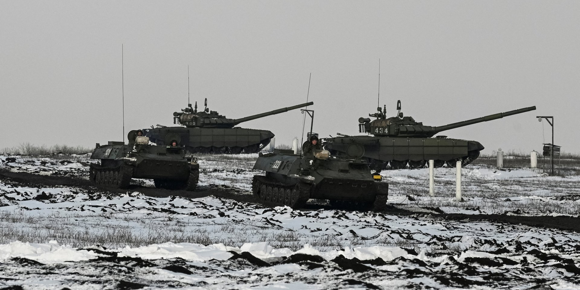 Russian tanks pictured during a combat training in Rostov Oblast, a Russian region that borders Ukraine (Photo: REUTERS/Sergey Pivovarov)