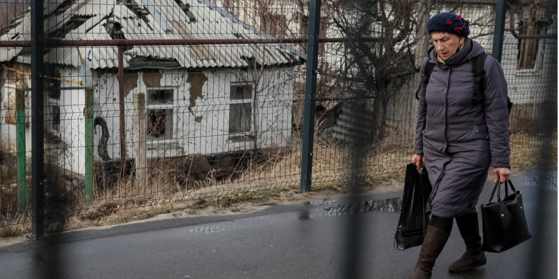 Жінка перетинає лінію розмежування у&nbsp;Станиці Луганській, 23 лютого 2022 року (Фото: REUTERS/Gleb Garanich)
