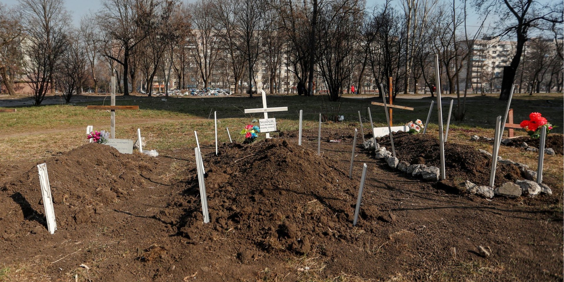 Due to the situation in Mariupol, the dead are now being 
buried in the courtyards of residential buildings in mass graves (Photo: Alexander Ermochenko/Reuters)