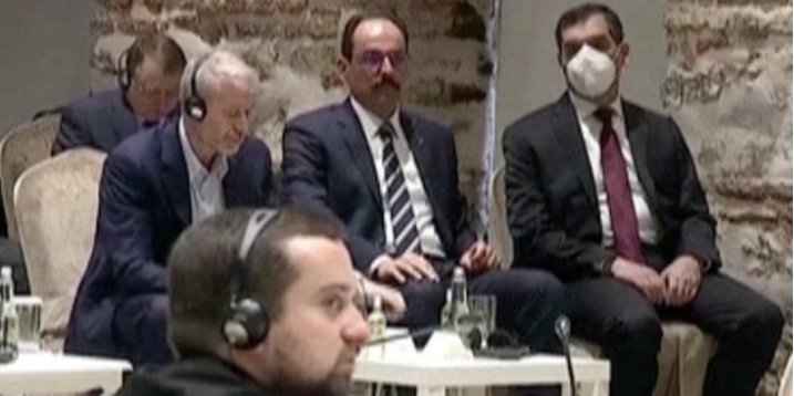 Роман Абрамович (на&nbsp;задньому плані крайній ліворуч) на&nbsp;переговорах України та&nbsp;Росії у&nbsp;Стамбулі (Фото: Handout via REUTERS)