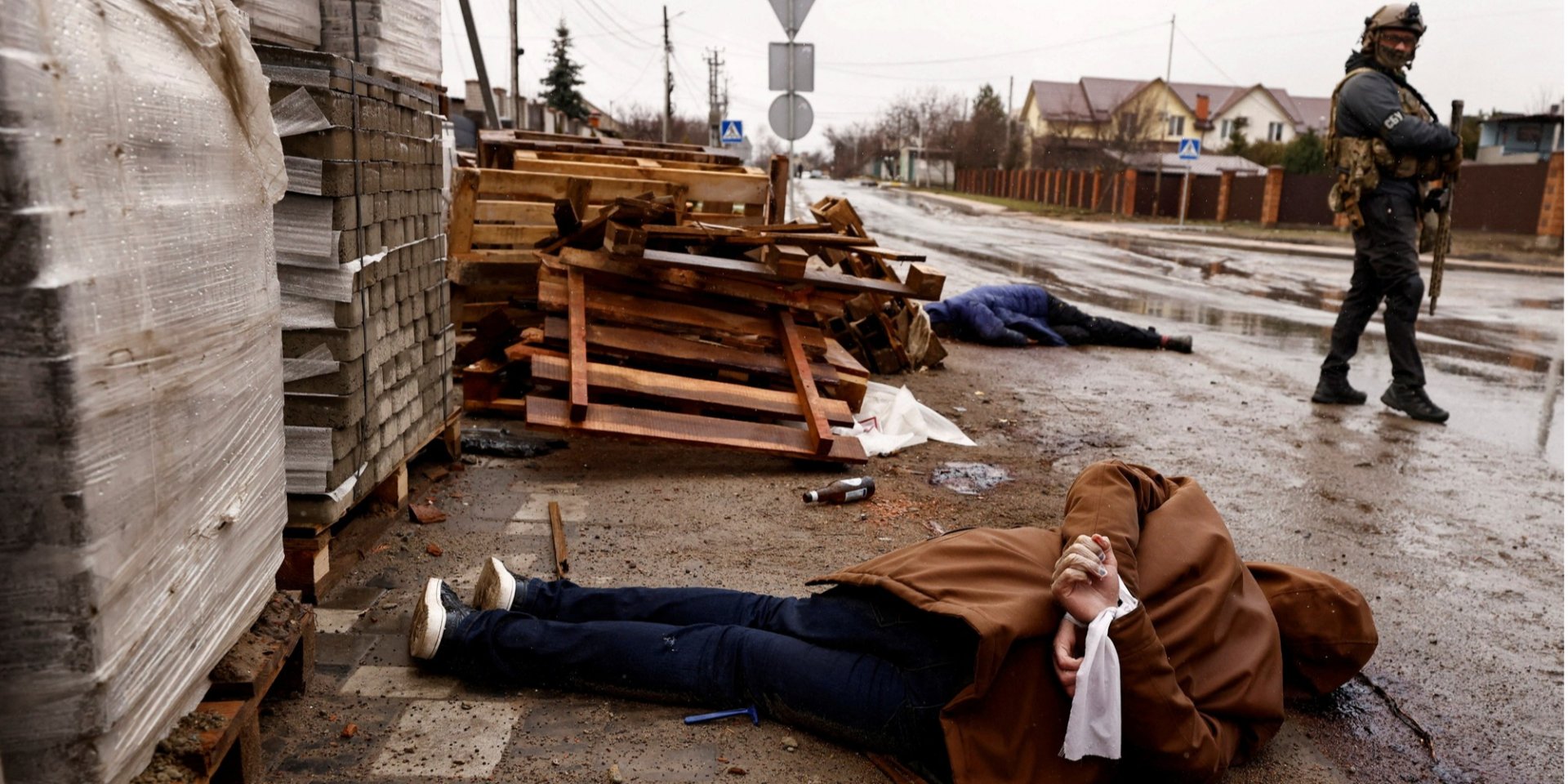 Ukrainian serviceman looks at the bodies of dead civilians Ukrainian forces found in Bucha after Russians left it (Photo: REUTERS/Zohra Bensemra)