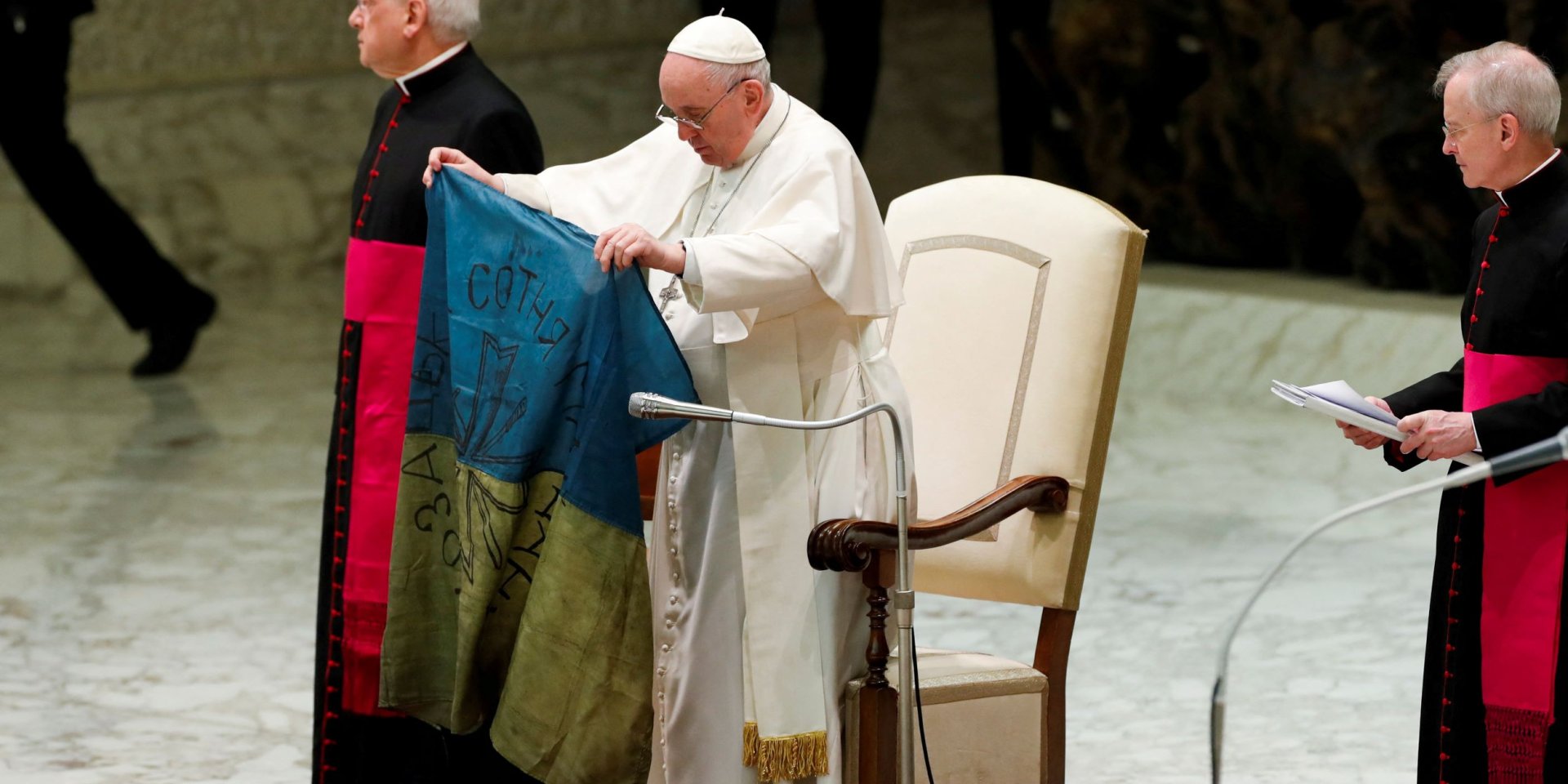 Pope Francis unfurled the Ukrainian flag, which was handed to him from Bucha (Photo: Remo Casilli/Reuters)
