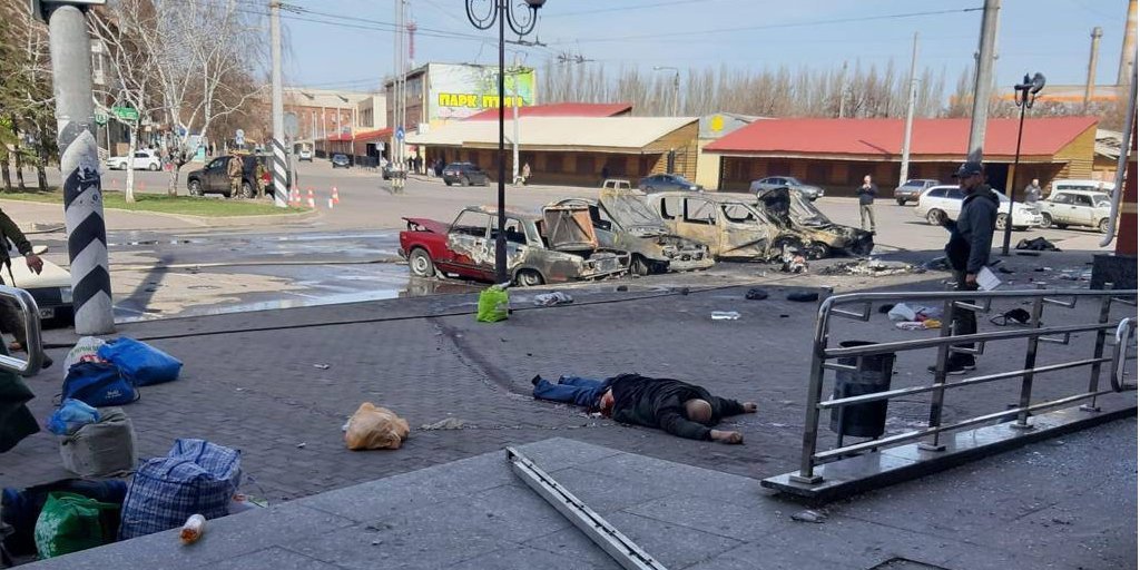A body of one of the victims of the Russian attack against the railway station in Kramatorsk, Donetsk Oblast (Photo: Oleksandr Kamyshyn / Telegram)