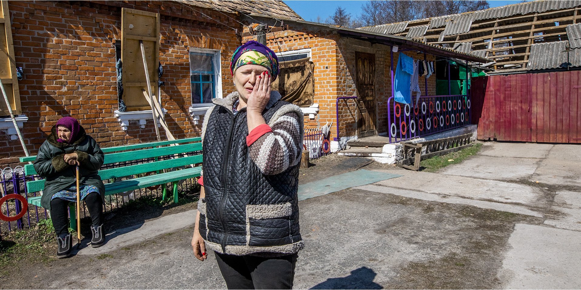 Lyudmila and her 81-year-old mother-in-law (on a bench) were in the house during the air strike on Zhovtneva. (Photo: Oleksandr Medvedev/NV)