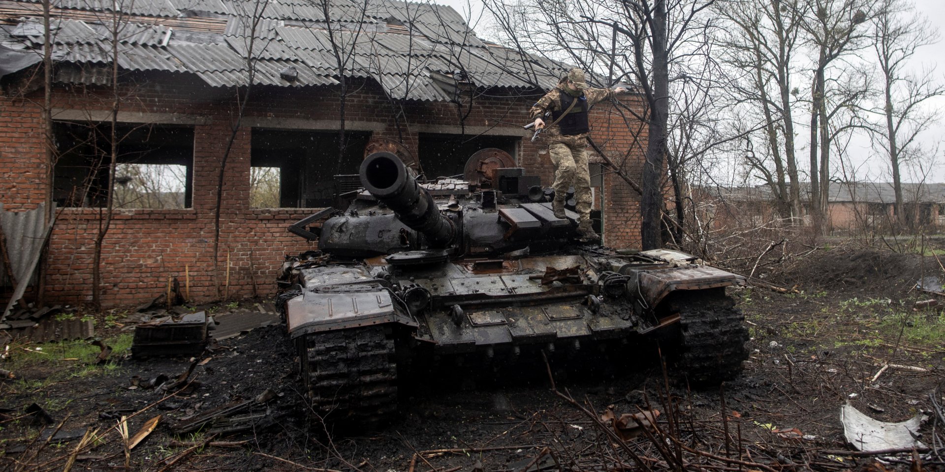 A Ukrainian soldier jumps of a tank (Photo: REUTERS/Alexander Ermochenko)