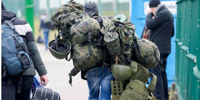 The men return home to defend Ukraine (Photo: hromadske)