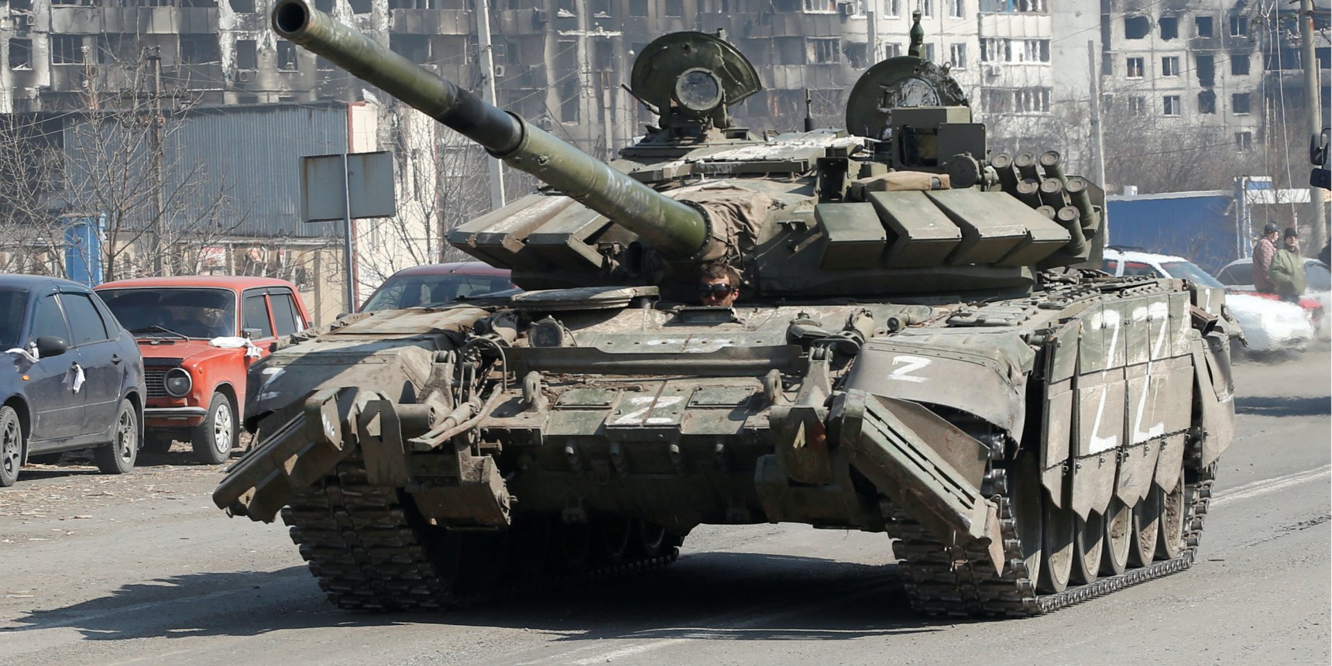 Tank of Russian occupiers on the street of Mariupol (Photo: REUTERS/Alexander Ermochenko)