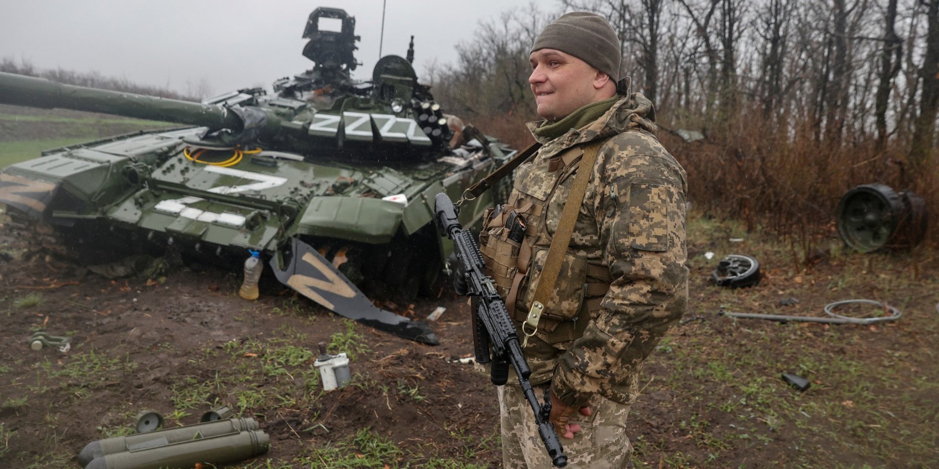 A Ukrainian soldier stands next to a destroyed Russian tank in Donetsk Oblast (Photo: REUTERS / Serhii Nuzhnenko)