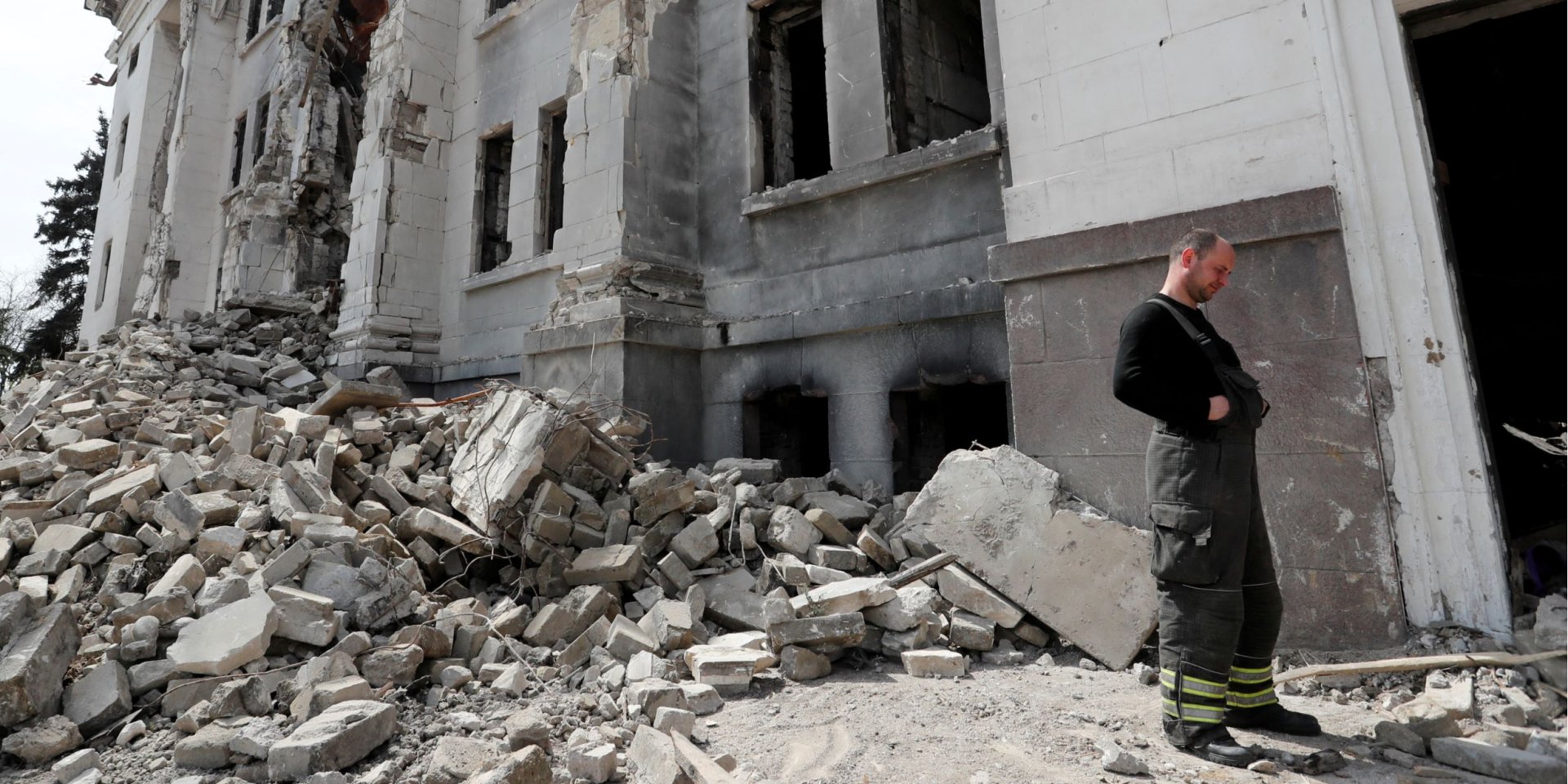 Men in Mariupol are forced to participate in the dismantling of debris, just so as not to die of starvation (Photo: Alexander Ermochenko/Reuters)