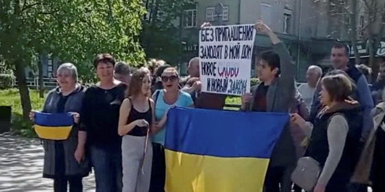 Протест проти вторгнення Росії в&nbsp;Україну в&nbsp;Херсоні. 27 квітня 2022 року (Фото: Screenshot of&nbsp;video Obtained By&nbsp;Reuters via REUTERS)