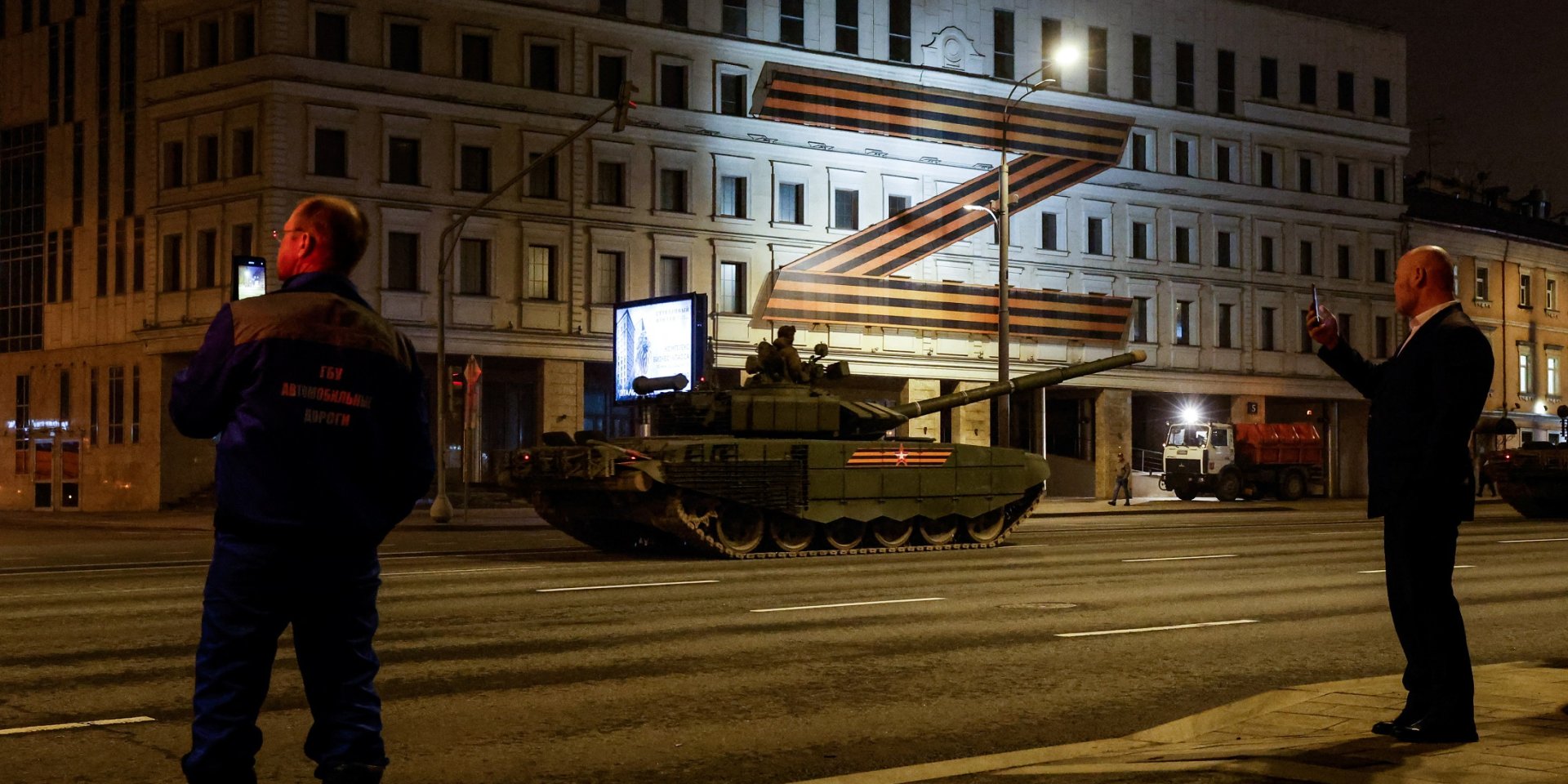 На&nbsp;вулицях Москви люди фотографують російську військову техніку, яку переміщують в місто для участі в&nbsp;параді 9 травня, 21 квітня 2022 року (Фото: REUTERS/Maxim Shemetov)