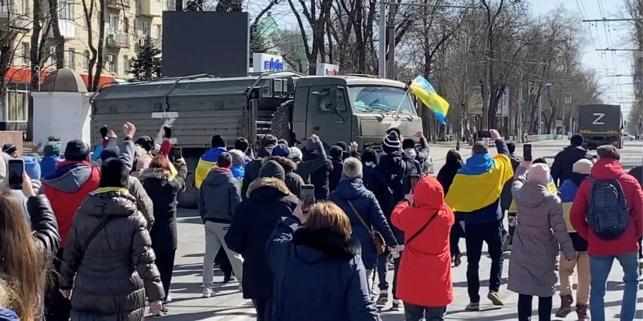 Ukrainians rally against Russian occupation in Kherson on March 20 (Photo: Video obtained by&nbsp;REUTERS)