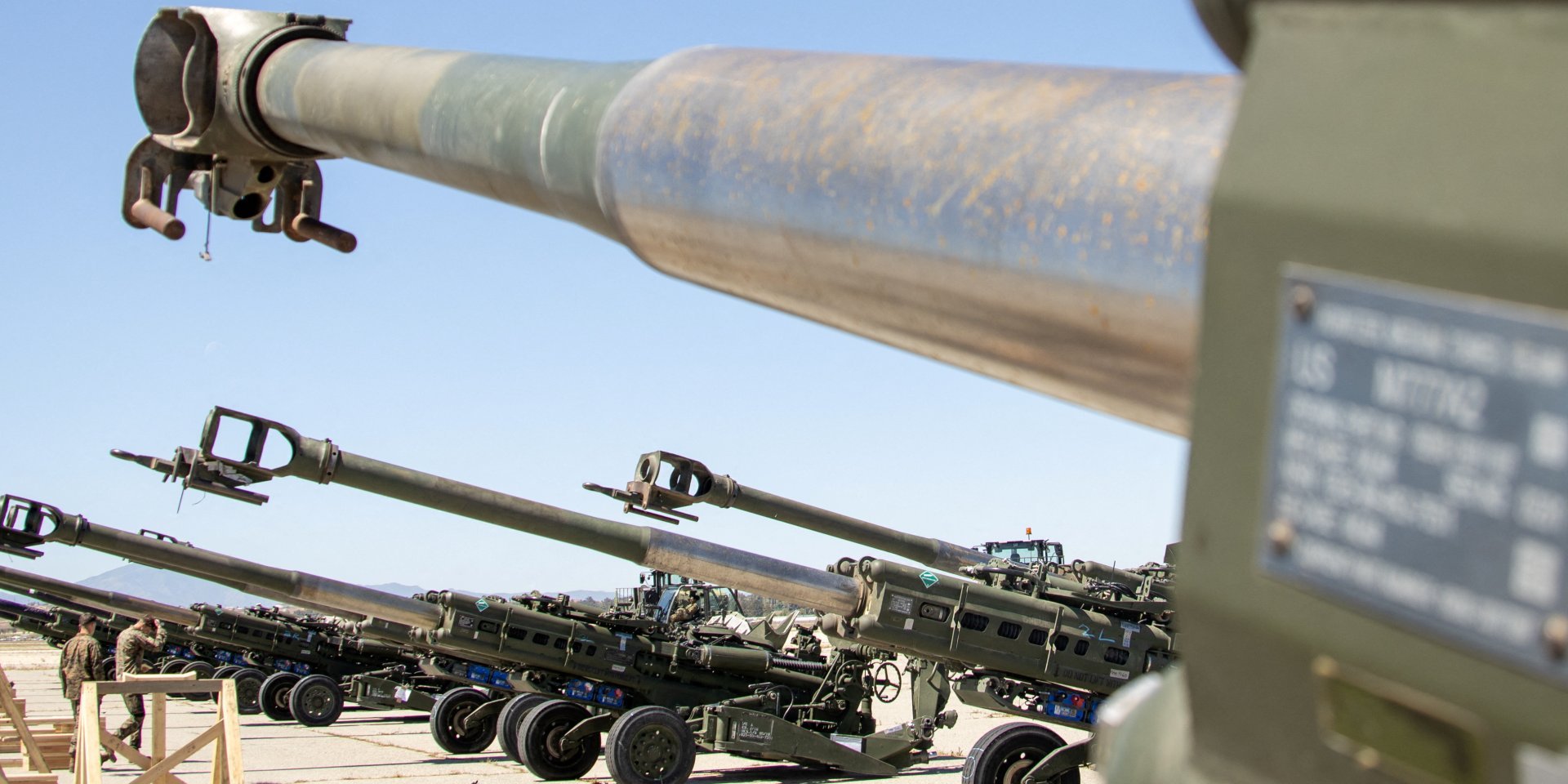 155-mm howitzers before loading on a US Air Force plane bound for Ukraine (Photo: U.S. Marine Corps/Cpl. Austin Fraley/Handout via REUTERS)