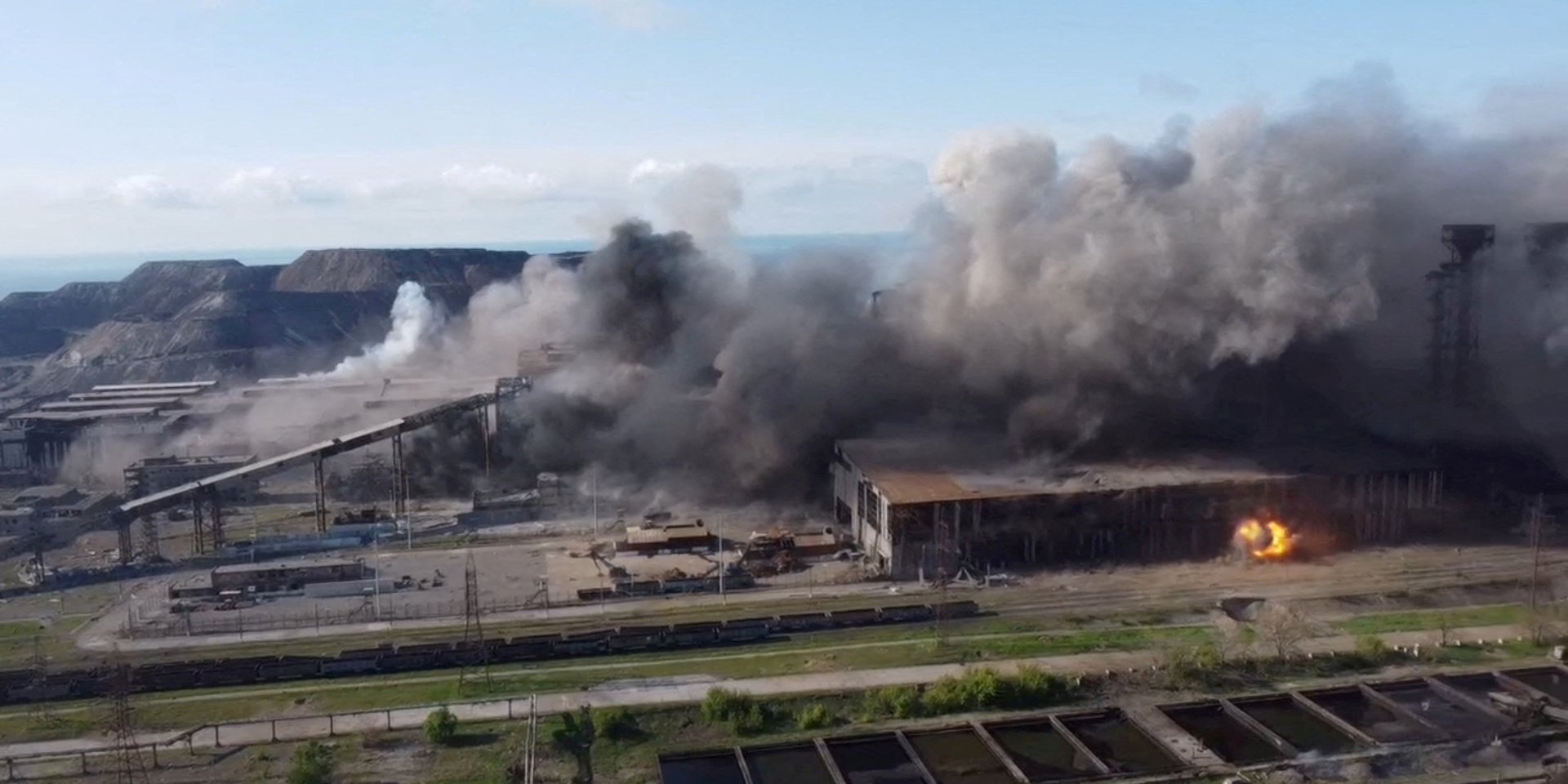 The shelling of Azovstal. May 5, 2022 (Photo: Azov Regiment/Handout via REUTERS)