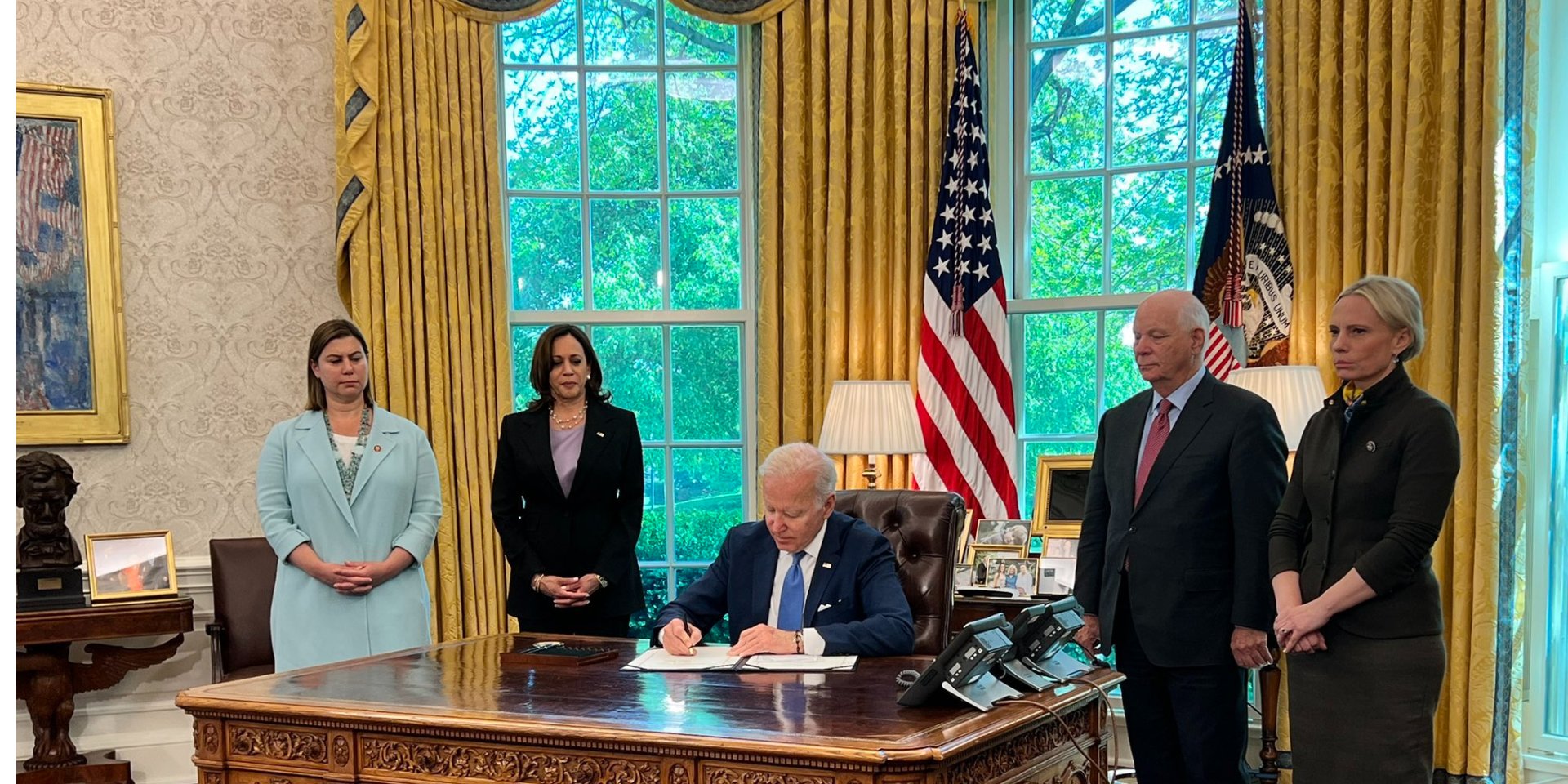Biden signs Lend-Lease Act for Ukraine (Photo: Reuters)