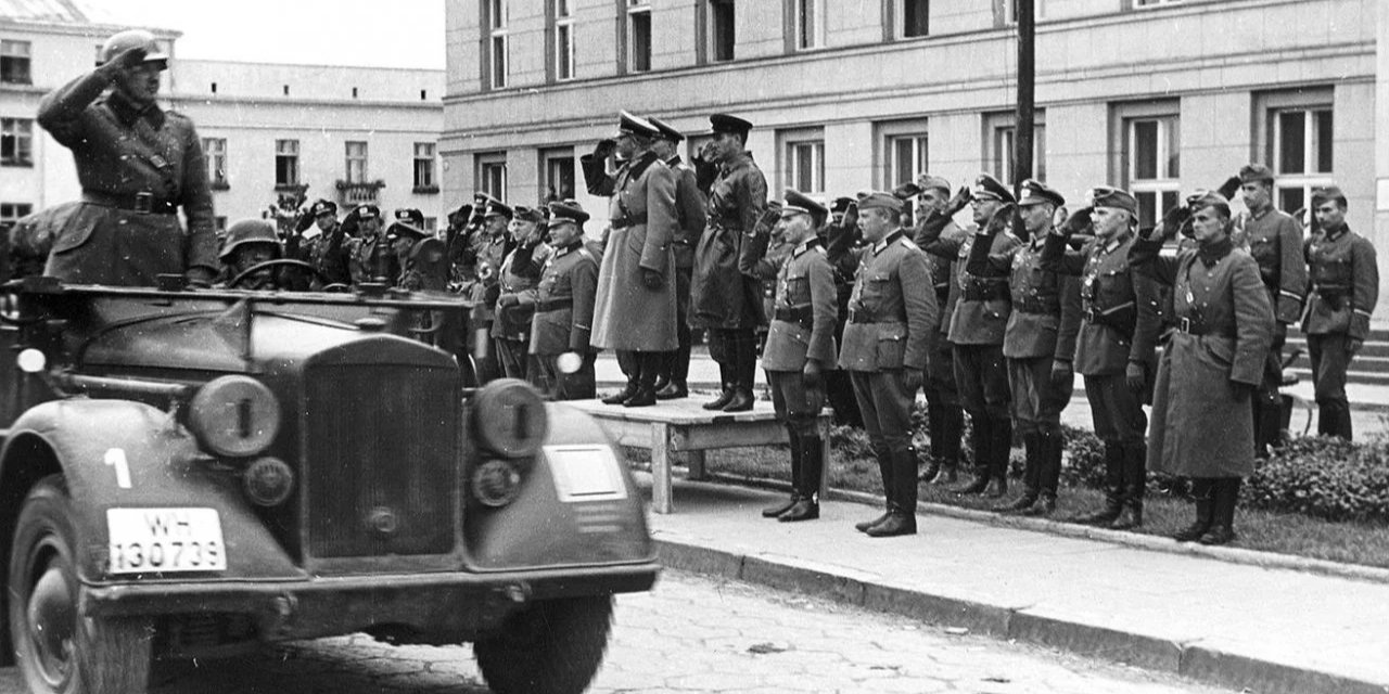 German General Guderian and Soviet Brigadier General Krivoshein inspect troops during the transfer of the city of Brest-Litovsk to the Red Army, September 1939. (Photo: Ukrainian Institute of National Remembrance)