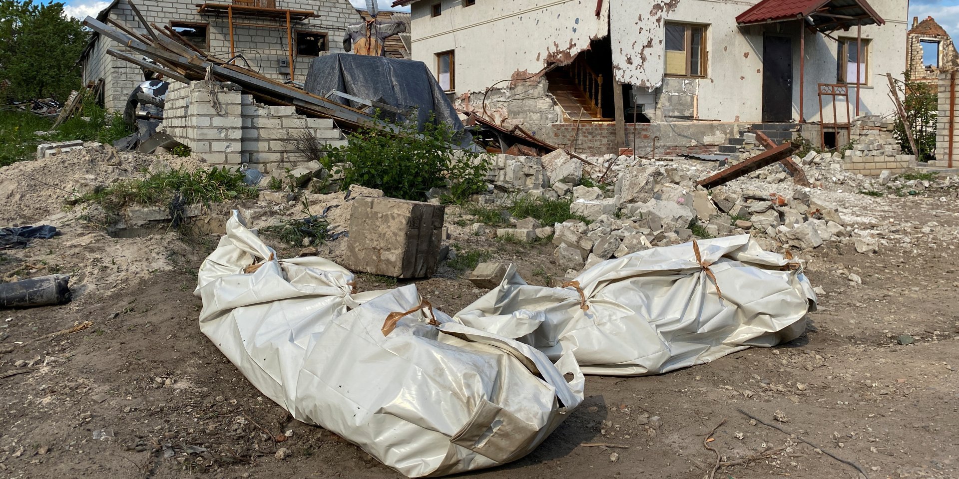 The bodies of the Russian occupiers are found in the village of Mala Rogan (Photo: REUTERS/Vitalii Hnidyi)