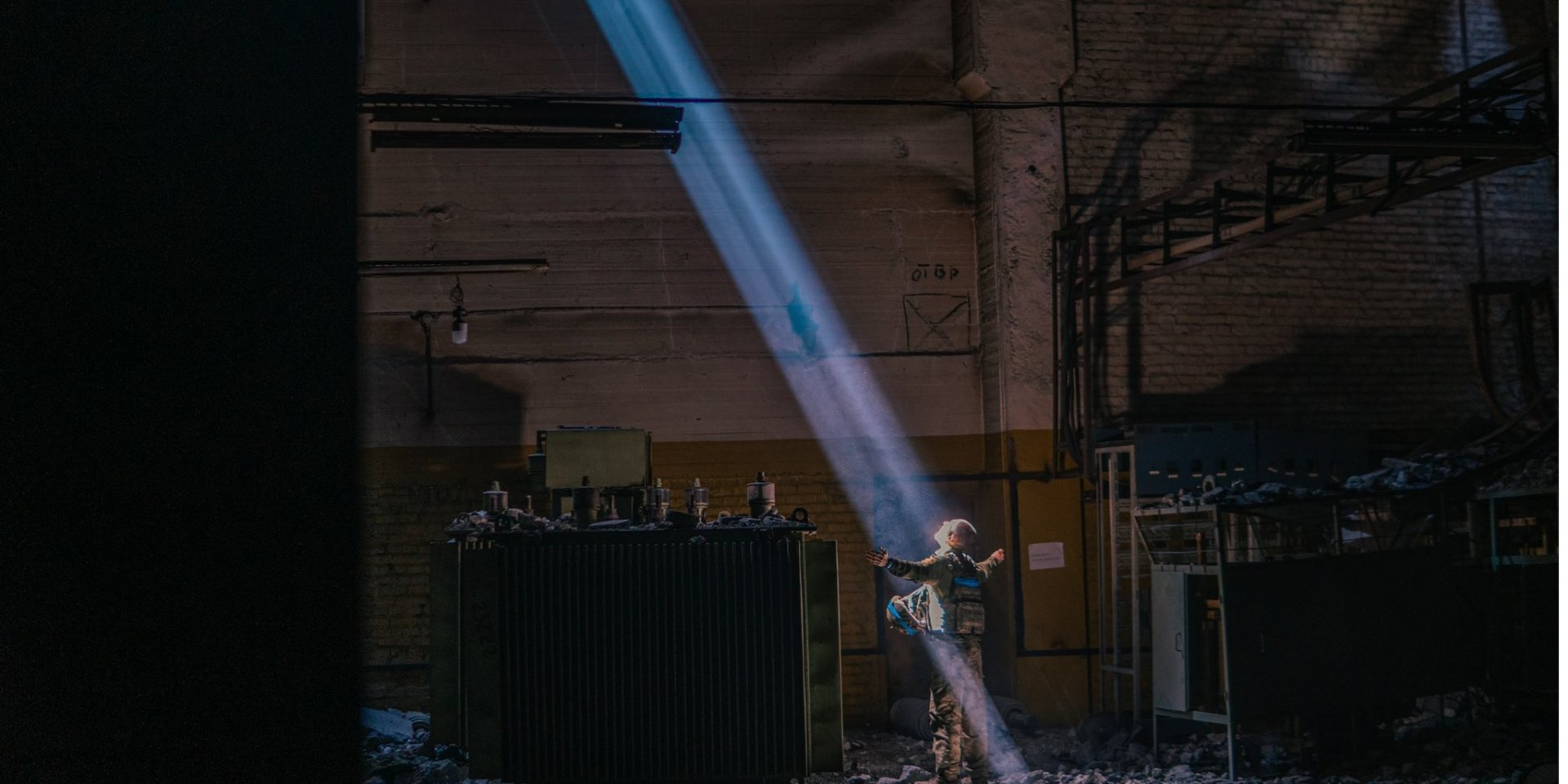 Azov regiment fighter Denys Kozatsky enjoys sunlight in the Azovstal steel mill in Mariupol (Photo: @Kozatsky_D via Twitter)