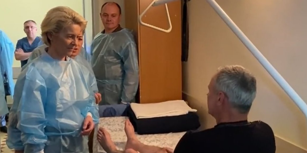 European Commission President Ursula von der Leyen visits injured Ukrainian soldiers in a Kyiv hospital. (Photo: @vonderleyen / Twitter)