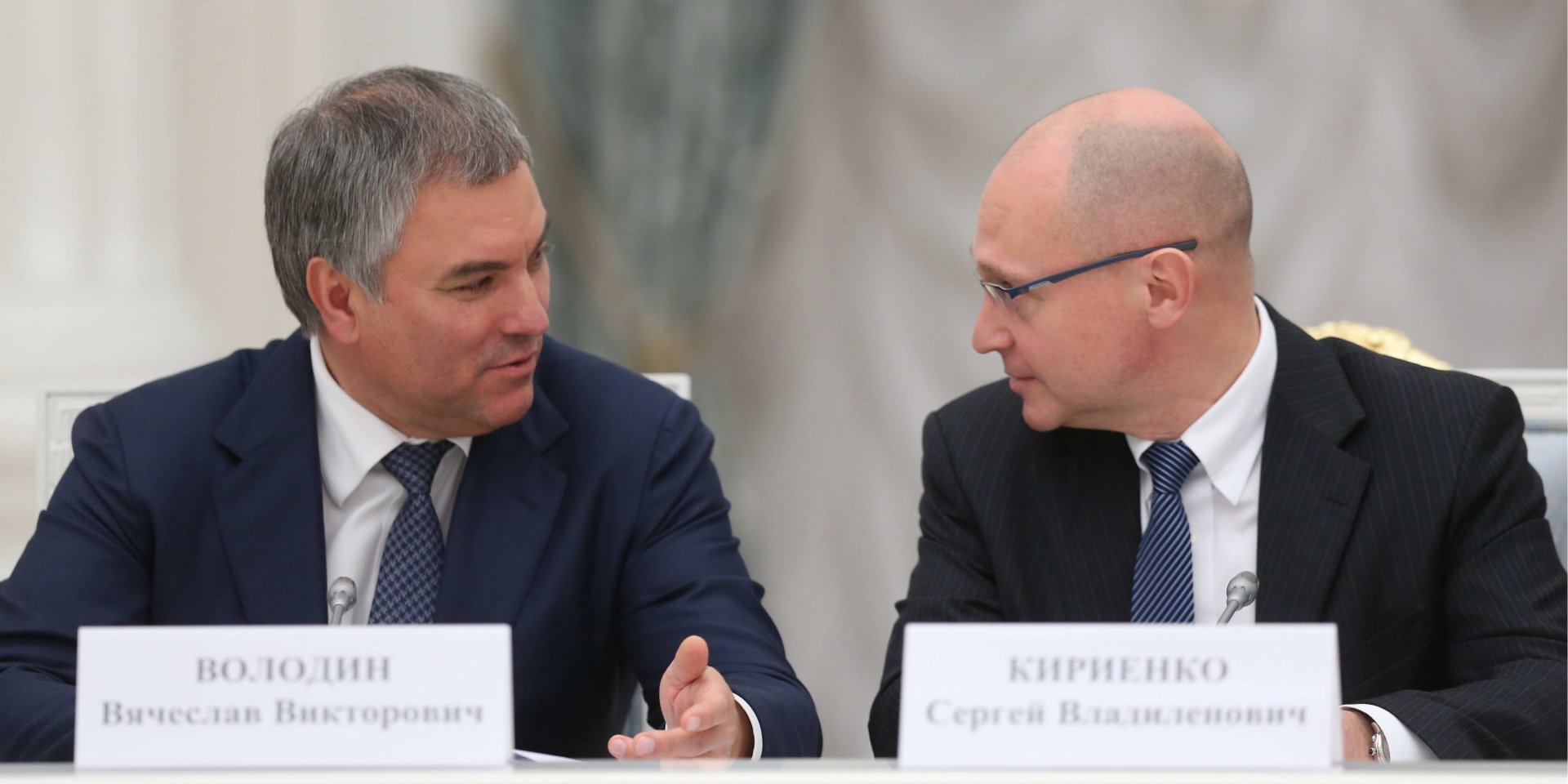 В’ячеслава Володіна (ліворуч) і Сергія Кирієнка (праворуч) називають серед імовірних наступників Путіна (Фото: duma.gov.ru)