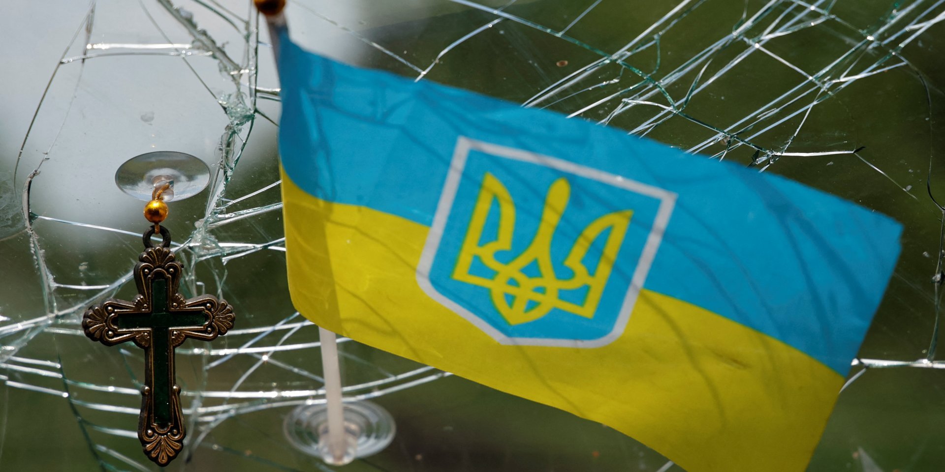 Flag of Ukraine on the broken windshield of a Ukrainian military vehicle, Donetsk Region, June 7, 2022 (Photo: REUTERS/Stringer)