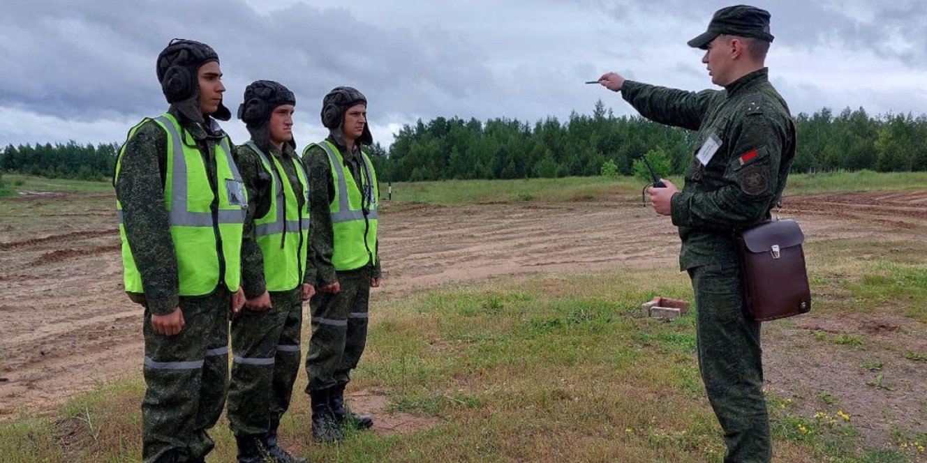 A Belarussian officer instructs a tank crew in this undated photo from the Belarussian Ministry of Defense. (Photo: t.me/modmilby)