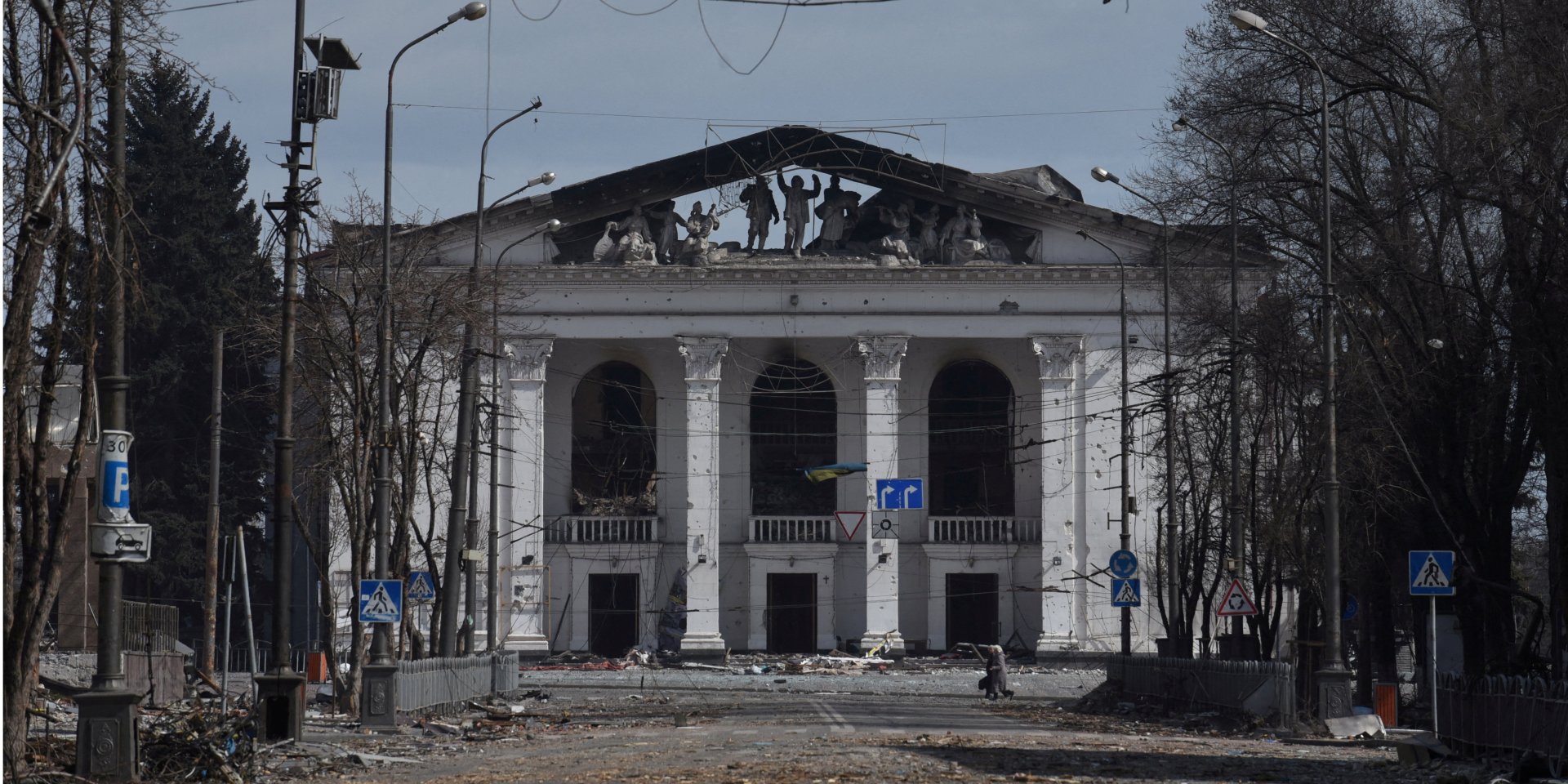 Вибухом пробило зовнішні стіни театру (Фото: REUTERS/Stringer/File Photo)
