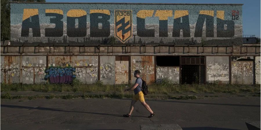 A man walks past a mural with the inscription Azovstal in honor of the defenders of Mariupol in Kyiv (Photo: REUTERS/Marko Djurica)