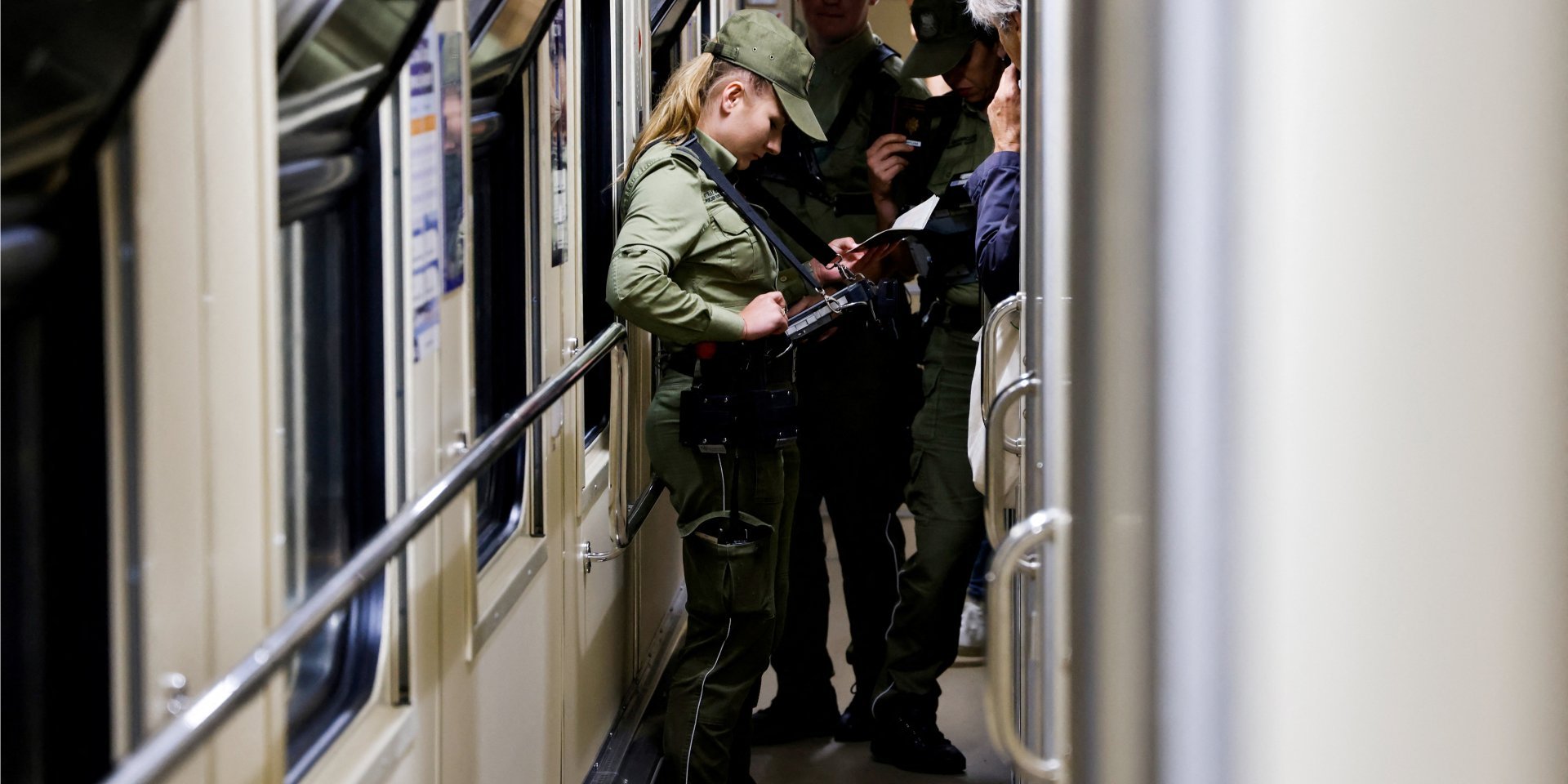 Ukrainian border guards check, June 16, 2022 (Photo: Ludovic Marin/Pool via REUTERS)