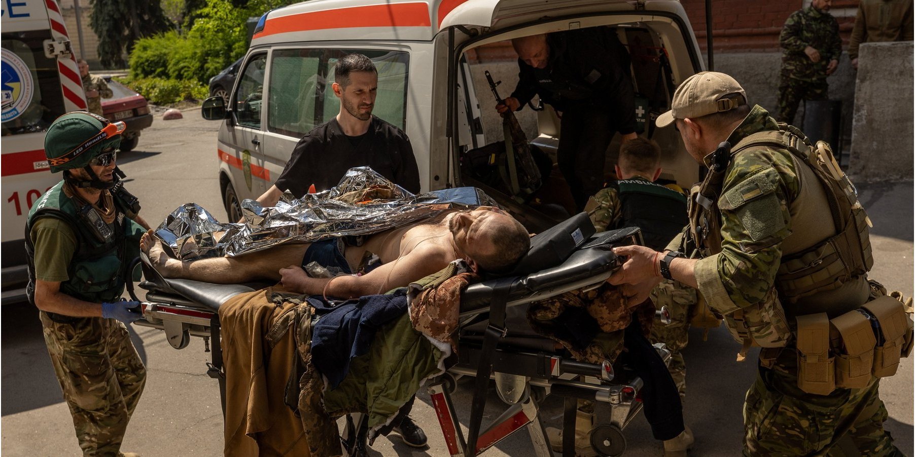 Hundreds of medics work in “hot spots” in Eastern Ukraine, saving the lives of military and civilians under fire (Photo: REUTERS/Jorge Silva)
