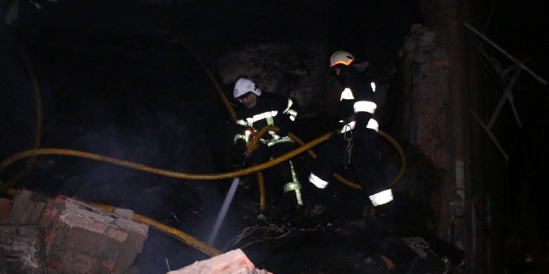 Rescuers eliminate the consequences of the Russian night attack on Kharkiv (Photo: State Emergency Service of Ukraine)