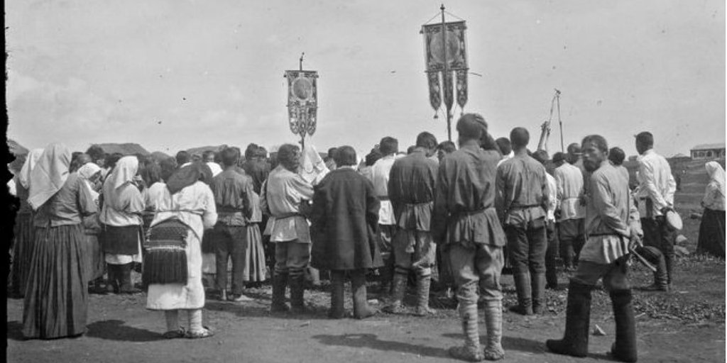 Проводи у&nbsp;солдати в&nbsp;мордовському селі Вечканове Самарської губернії, серпень 1914 року (Фото: A. O. Väisänen / Picture Collections of&nbsp;the Finnish Heritage Agency)
