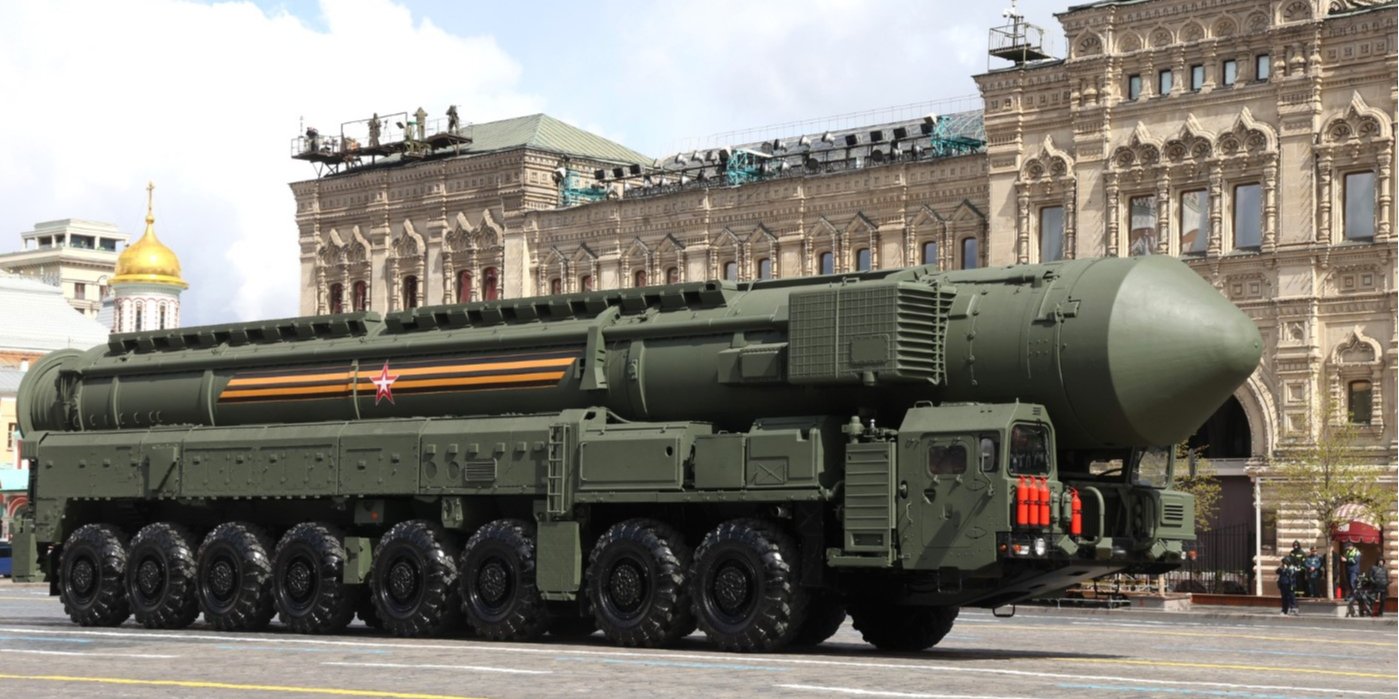 Російський ракетний комплекс Ярс, здатний нести стратегічну ядерну боєголовку (на&nbsp;фото парад у&nbsp;Москві, 9 травня 2022 року). Однак і тактична ядерна зброя може бути рівноцінно небезпечною (Фото: Пресслужба Кремля)