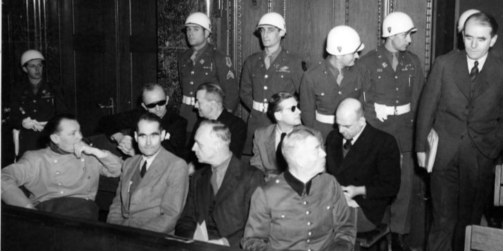 Лава підсудних у&nbsp;Нюрнберзі. У&nbsp;першому ряду, зліва направо: Герман Герінг, Рудольф Гесс, Йоахім фон Ріббентроп, Вільгельм Кейтель. У&nbsp;другому ряду, зліва направо: Карл Деніц, Еріх Редер, Бальдур фон Ширах, Фріц Заукель (Фото: Charles Alexander U.S. Chief of&nbsp;Counsel for the Prosecution of&nbsp;Axis Criminality / Harry S. Truman Library)