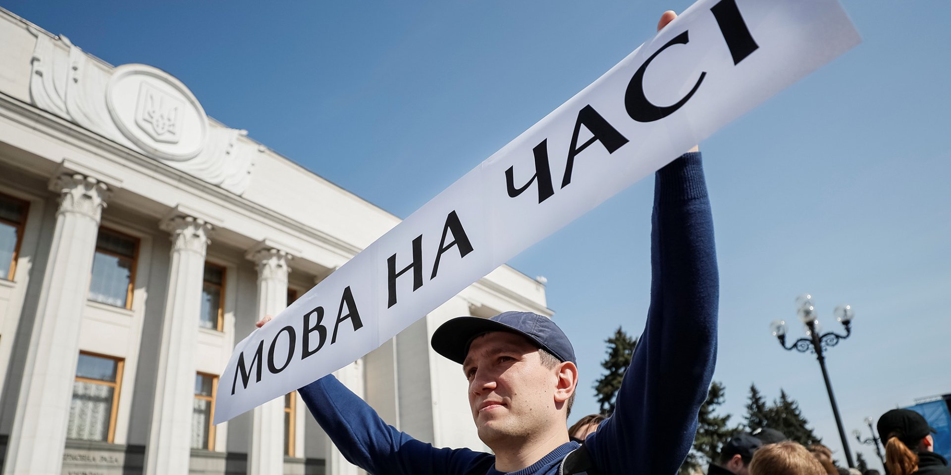 Згідно з&nbsp;опитуванням соціологічної групи Рейтинг, за&nbsp;час повномасштабної війни кількість громадян України, які стали постійно спілкуватися українською, збільшилася з&nbsp;понад половини до&nbsp;64% (Фото: REUTERS / Gleb Garanich)