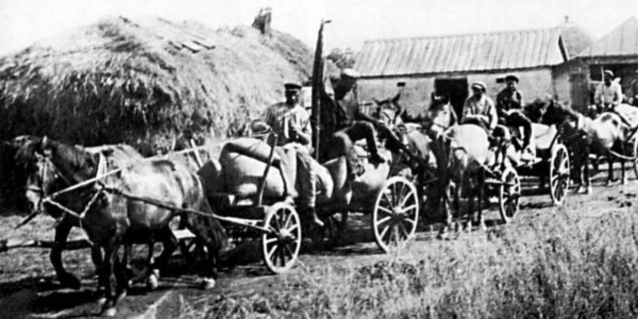 Спецзагін вивозить хліб з&nbsp;села на&nbsp;Харківщині у&nbsp;1932 році (Фото: Центральний державний кінофотофоноархів України ім. Г.&nbsp;Пшеничного)
