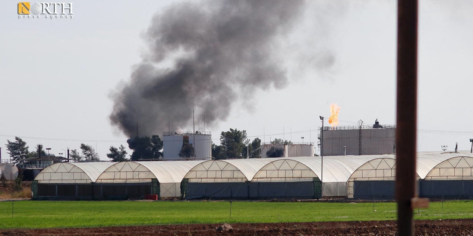 Дим здіймається після авіаудару з&nbsp;нафтового родовища в&nbsp;Камішли, Сирія (Фото: North Press Agency/Handout via REUTERS)