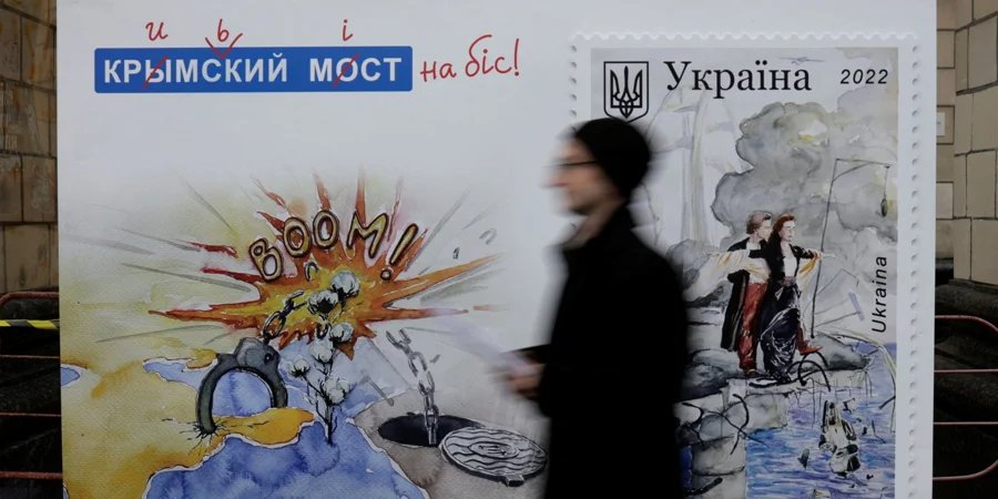 Стенд із зображенням марки Укрпошти «Кримський міст на біс!», яка присвячена вибуху на&nbsp;незаконно збудованому мосту, що&nbsp;стався 8 жовтня 2022 (Фото: REUTERS/Murad Sezer)