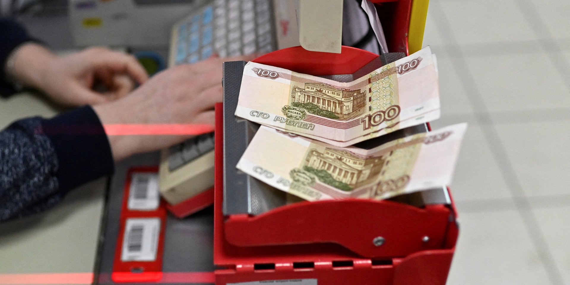 The Russian ruble fell again (Photo: REUTERS/Alexey Malgavko/File Photo)