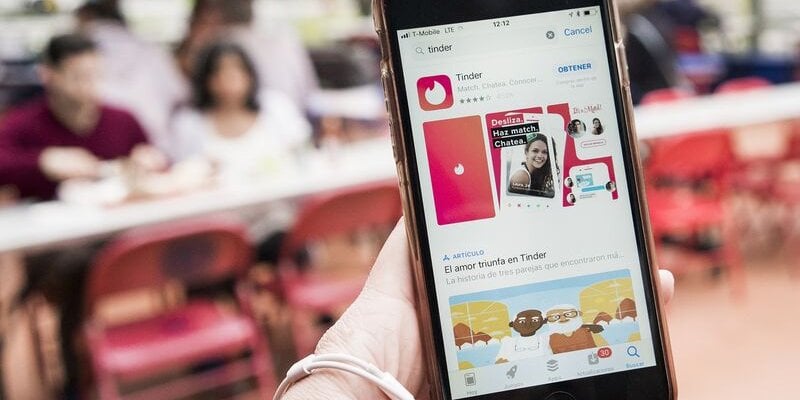 Russian spies use Tinder to recruit German politicians and military (Photo: CatSnobby/Twitter)